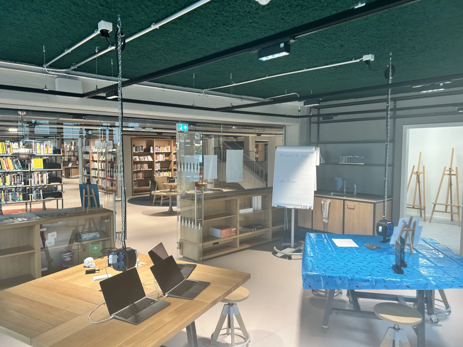 Schulungsraum mit Arbeitsplätzen